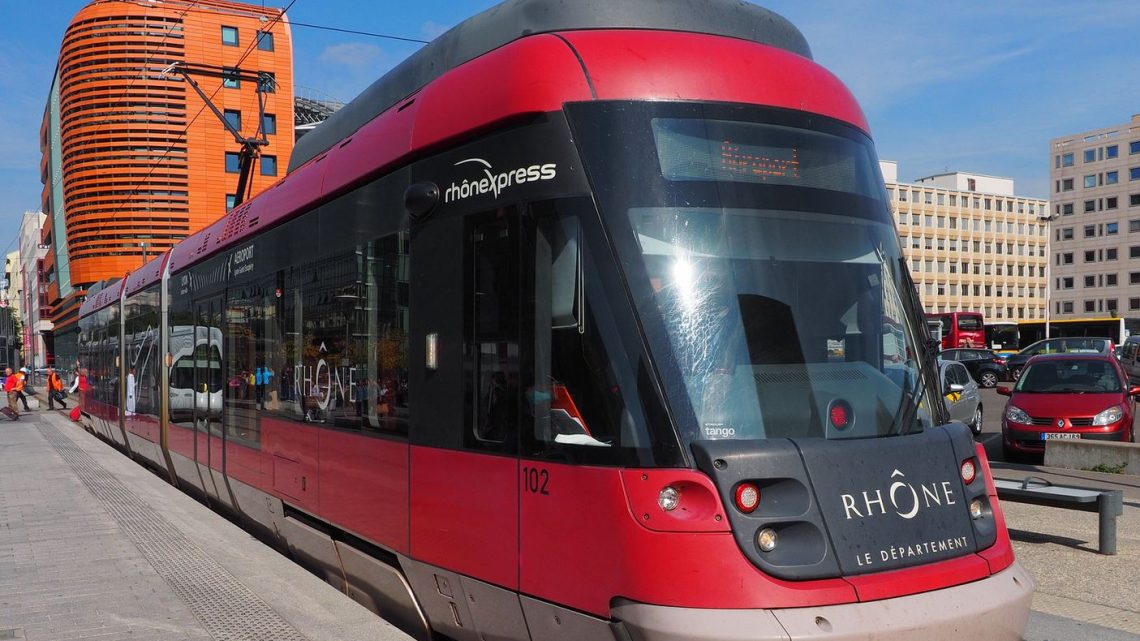 Les meilleures stratégies pour éviter les embouteillages en navette vers l’aéroport de Lyon.